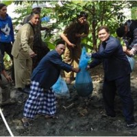 Kasi PD Pontren Kemenag Kuningan H. Ahmad Fauzi saat memberikan bantuan benih ikan di pondok pesantren Nurul Ihsan.
